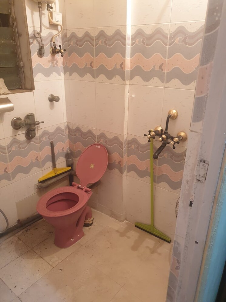 Bathroom, dheeraj-arcade-apartment 2 Bedroom 600 Sq.Ft. Apartment In Pali Hill Mumbai 7886962