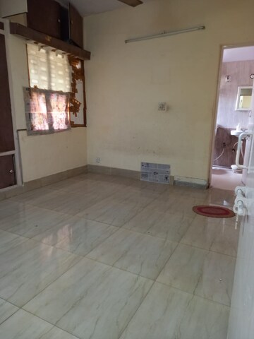 Room in 3.5 BHK Apartment at Sarita Vihar – for Rent
