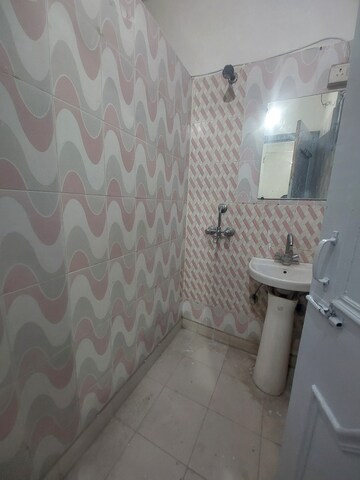 Bathroom in 1.5 BHK Builder Floor at Vaishali Sector 4 – for Rent