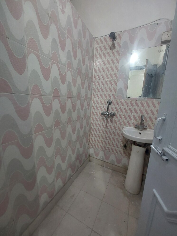 Bathroom, vaishali sector 4 1.5 Bedroom 550 Sq.Ft. Builder Floor In Vaishali Sector 4 Ghaziabad 7887164