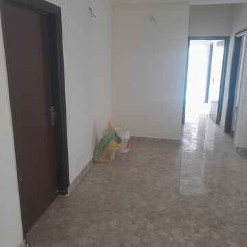 Room in 2.5 BHK Apartment at Amrapali Centurian Park, Tech Zone 4 Greater Noida – for Sale