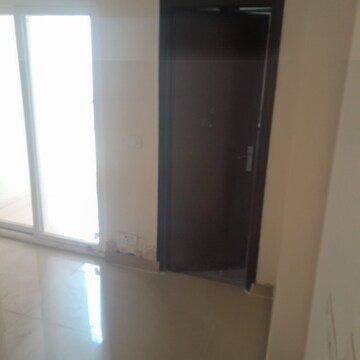 Room in 2.5 BHK Apartment at Amrapali Golf Homes, Sector 4, Greater Noida – for Sale