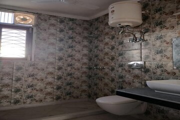 Bathroom in 3.5 BHK Apartment at DLF Park Place, Sector 54 – for Rent