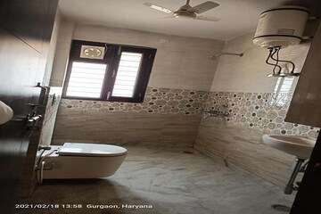 Attached Bathroom in 3.5 BHK Apartment at DLF Park Place, Sector 54 – for Rent