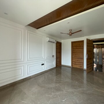 Room in 4 BHK Builder Floor at BPTP Amstoria Country Floor , Sector 102 – for Sale