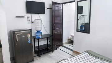 Room in 1 BHK Builder Floor at South City 1 – for Rent