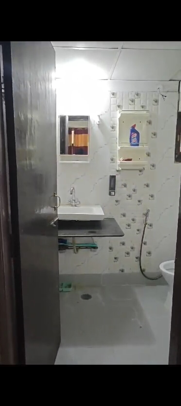 Bathroom, shyam-bankey-bihari-sharnam 2 Bedroom 1100 Sq.Ft. Apartment In Raj Nagar Extension Ghaziabad 7887882