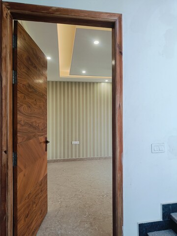 Room in 3 BHK Builder Floor at Sector 51 – for Sale