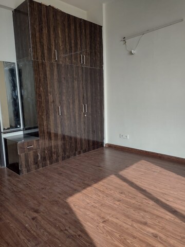 Room in 4 BHK Apartment at Indiabulls Enigma, Sector 110 – for Rent