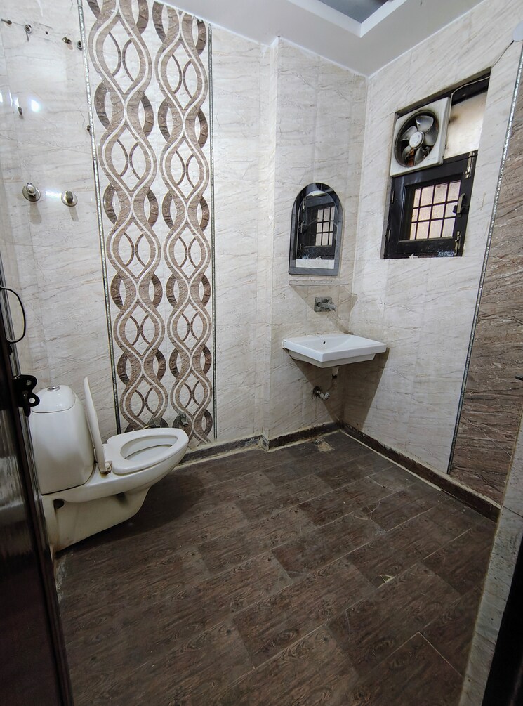 Bathroom, rohini sector 16 2 Bedroom 900 Sq.Ft. Builder Floor In Rohini Sector 16 Delhi 7888430