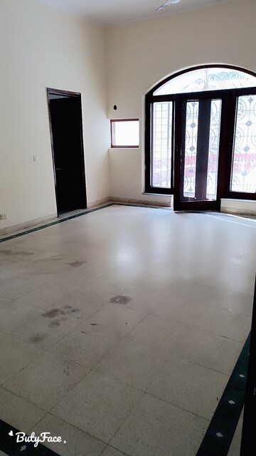 Room in 6+ BHK Independent House at Sector 28 – for Sale
