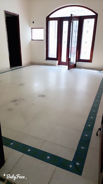 Room in 6+ BHK Independent House at Sector 28 – for Sale