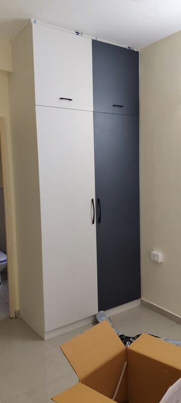 Room in 2 BHK Apartment at Pyramid Elite, Sector 86 – for Rent