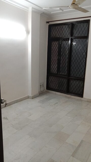 Room in 3 BHK Builder Floor at Chittaranjan Park – for Rent