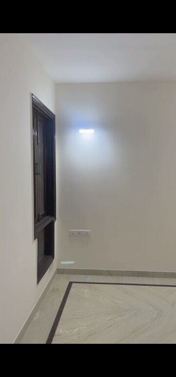 Furnished Amenities in 3 BHK Builder Floor at East Of Kailash – for Sale