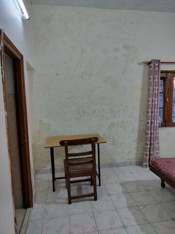 Room in 1.5 BHK Independent House at Rajpur Road – for Rent
