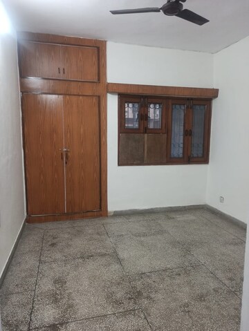 Room in 2.5 BHK Apartment at Sarita Vihar – for Rent