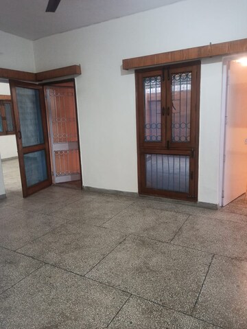 Room in 2.5 BHK Apartment at Sarita Vihar – for Rent