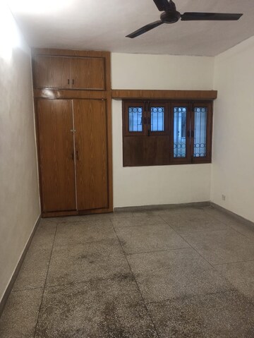 Room in 2.5 BHK Apartment at Sarita Vihar – for Rent