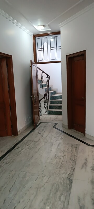 Room in 3 BHK Independent House at RWA Apartments Sector 39, Sector 39 – for Rent