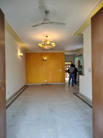 Room in 2 BHK Builder Floor at Uppal Southend, Sector 49 – for Rent