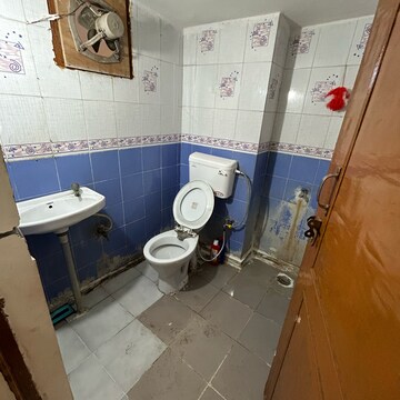 Attached Bathroom in 1 BHK Builder Floor at Kotla Mubarakpur – for Rent