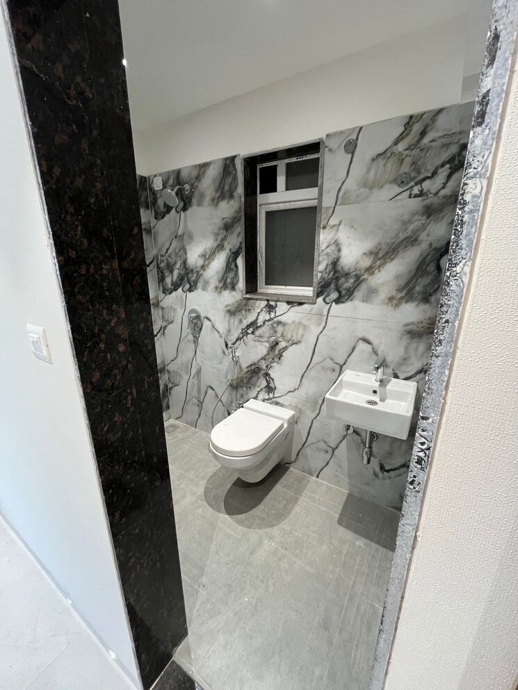 Bathroom, vaibhavlaxmi-queens-avenue 2 Bedroom 585 Sq.Ft. Apartment In Chembur Mumbai 7889304