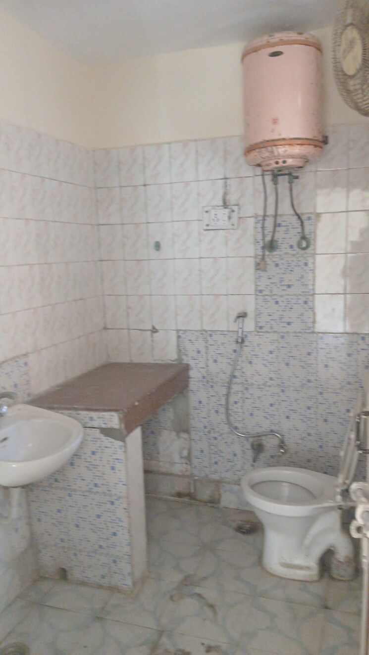 Bathroom, rudra-jagdambe-apartments 3 Bedroom 1510 Sq.Ft. Apartment In Sector 62 Noida 7889525