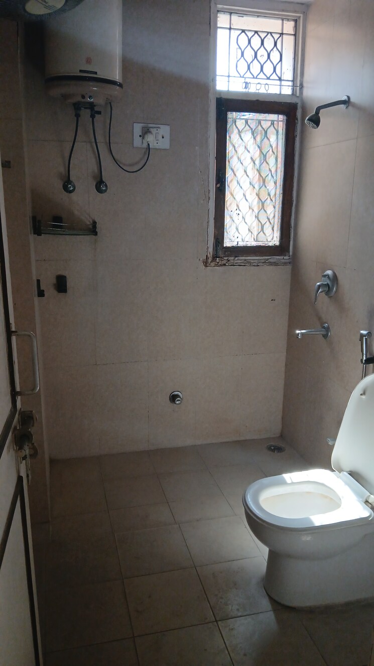 Bathroom, rudra-jagdambe-apartments 3 Bedroom 1510 Sq.Ft. Apartment In Sector 62 Noida 7889525