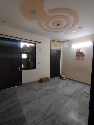 Room in 3 BHK Builder Floor at Uttam Nagar – for Rent