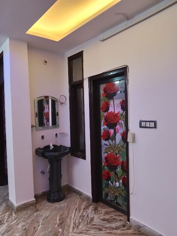 Furnished Amenities in 3 BHK Builder Floor at Dwarka Mor – for Rent