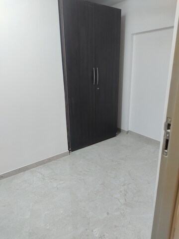 Room in 1.5 BHK Apartment at Hiranandani Lavinia, Ghodbunder Road – for Rent