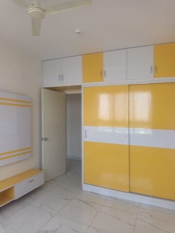 Room in 2.5 BHK Apartment at Mantri Lithos, Thanisandra – for Rent