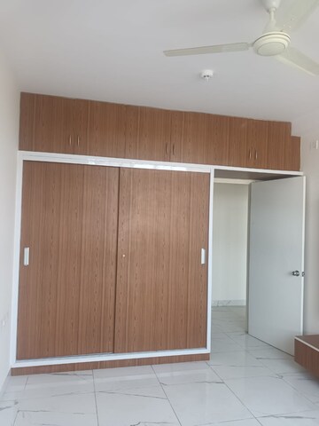 Room in 2.5 BHK Apartment at Mantri Lithos, Thanisandra – for Rent