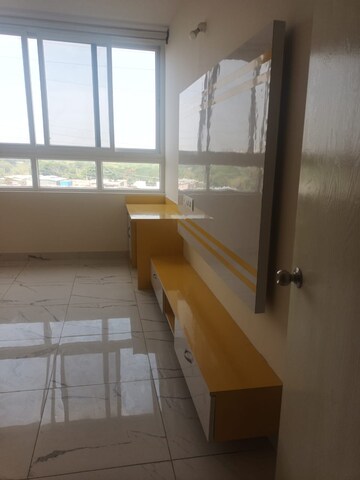 Room in 2.5 BHK Apartment at Mantri Lithos, Thanisandra – for Rent