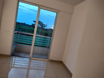 Room in 2 BHK Apartment at Kona Expressway – for Sale