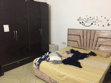 Bedroom in 3 BHK Builder Floor at Sector 40 – for Rent