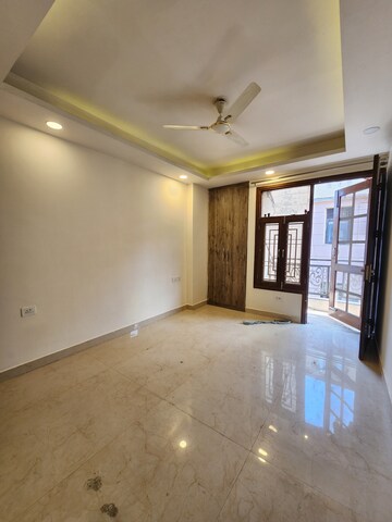Furnished Amenities in 3 BHK Apartment at Chattarpur – for Rent