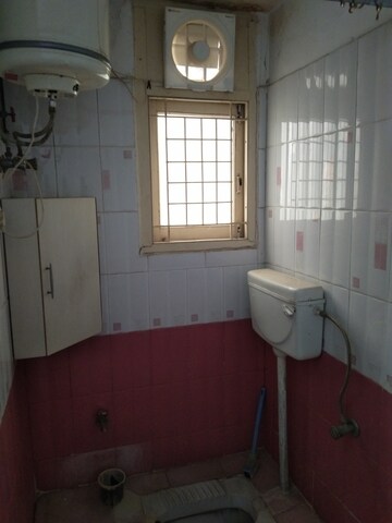 Attached Bathroom in 2 BHK Apartment at Alkapuri – for Rent
