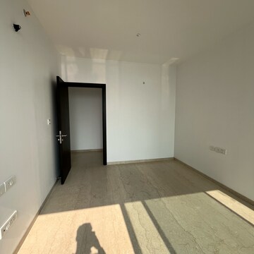 Room in 3 BHK Apartment at Oberoi Sky City, Khande Rao Dongari – for Rent