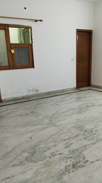 Room in 3.5 BHK Builder Floor at Saket – for Rent