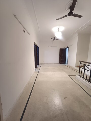 Building Lobby in 2.5 BHK Independent House at Ansal Plaza Sector-23, Palam Vihar – for Rent
