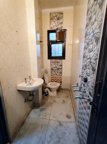 Bathroom in 3 BHK Builder Floor at Rohini Sector 16 – for Rent
