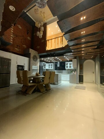 Living Room in 5 BHK Villa at Dlf Phase iv – for Sale