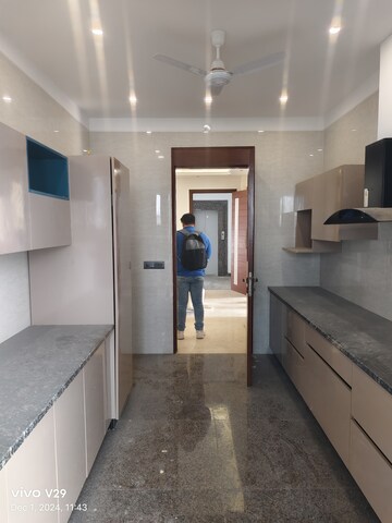 Building Lobby in 3 BHK Apartment at Suncity Essel Tower, Sector 28 – for Sale