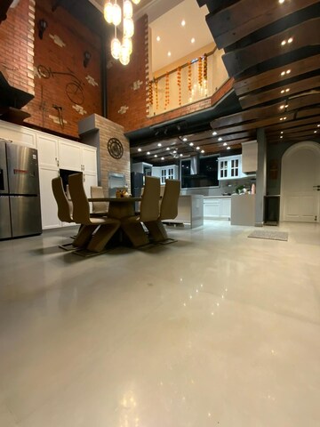 Living Room in 5 BHK Villa at Dlf Phase iv – for Rent