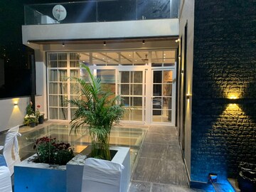 Building Lobby in 5 BHK Villa at Dlf Phase iv – for Rent