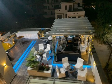 Living Room in 5 BHK Villa at Dlf Phase iv – for Rent