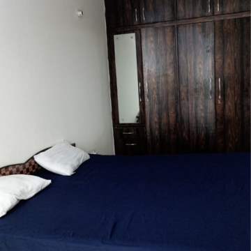 Room in 3 BHK Apartment at Emaar Palm Gardens, Sector 83 – for Rent
