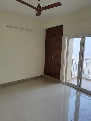 Room in 2 BHK Apartment at Amrapali Dream Valley, Tech Zone 4 Greater Noida – for Sale
